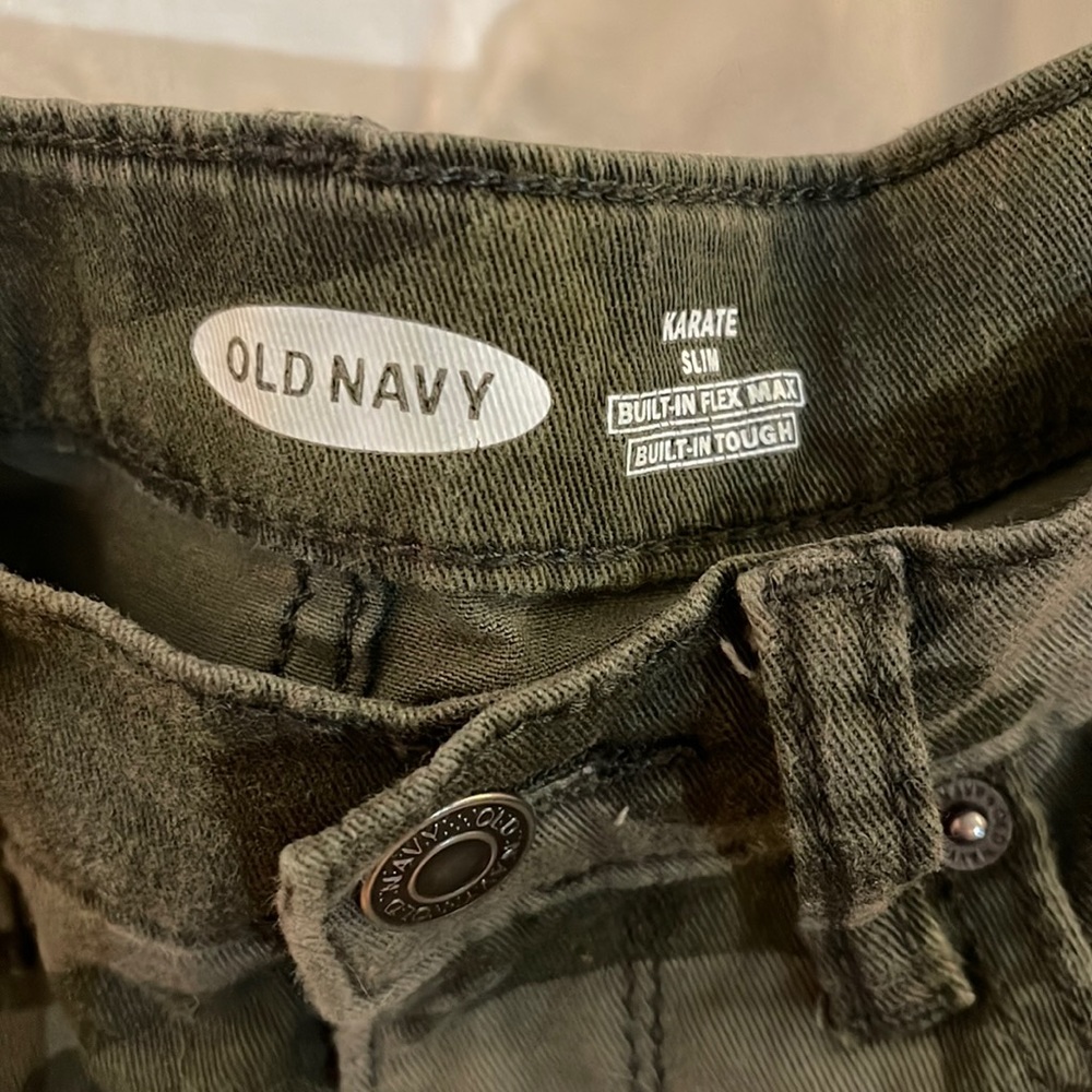 Size 12 Old Navy camo karate slim pants. In good condition. Adjustable waist.